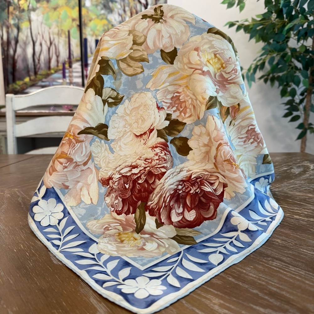 GUCCI Women's Floral 100% Silk Square 34" Blue White Red Multicolor Scarf